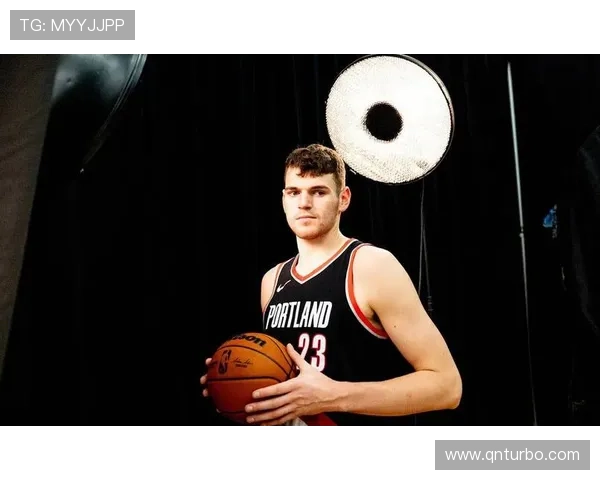 开拓者快速反击展现速度克林根跟进双手暴扣点燃全场热情 开拓者快速反击展现速度克林根跟进双手暴扣点燃全场热情