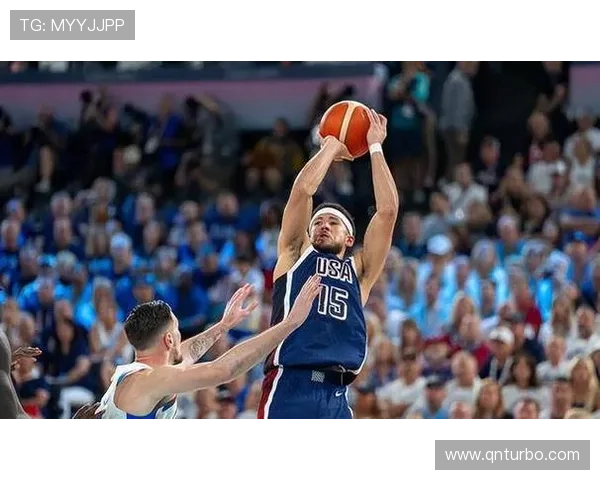 布克称赞格林能减轻压力认为其天赋极高助力球队表现